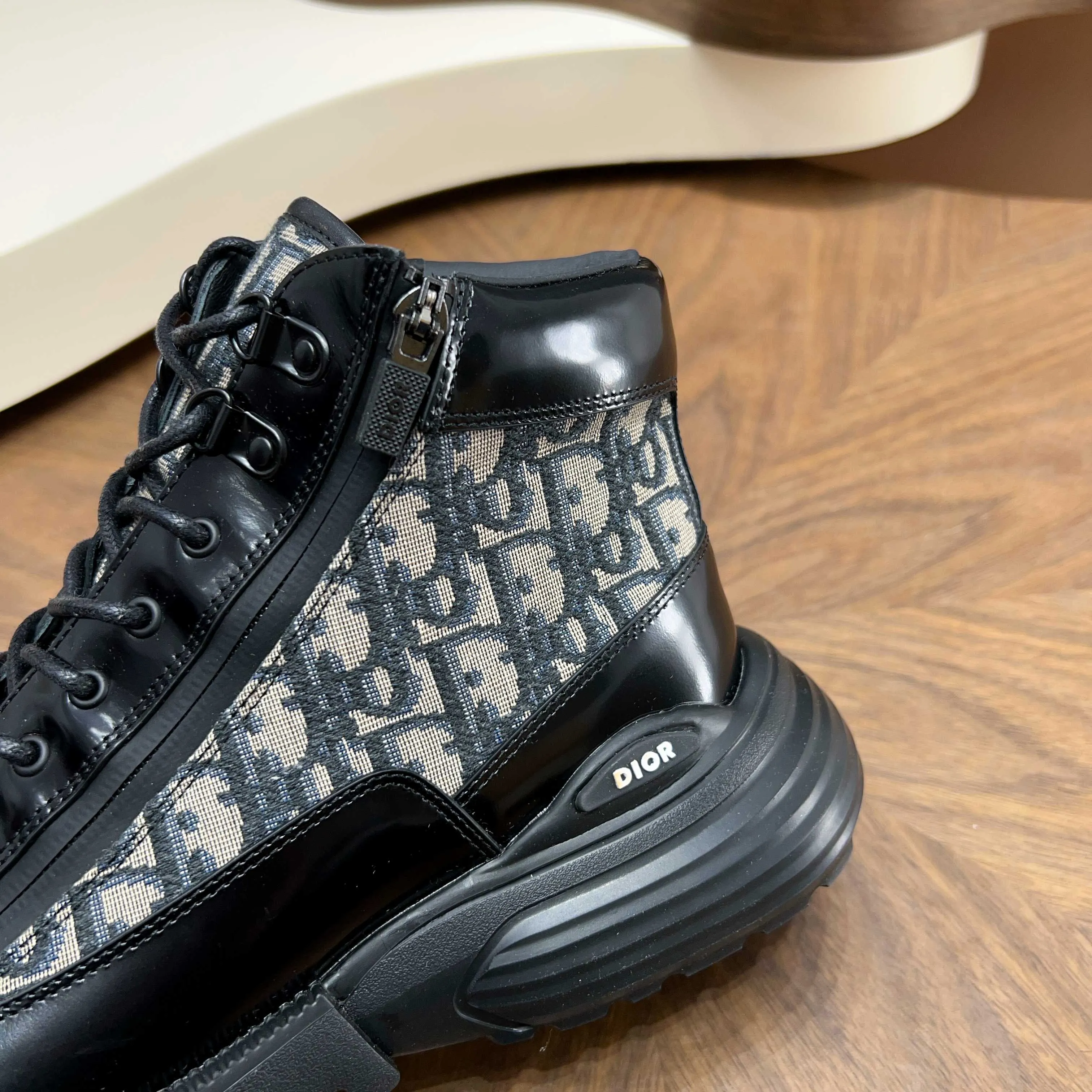 💰860 Dio* - Dior's autumn and winter luxury men's mid-top short boots, purely handmade, both inside and outside are imported first-layer cowhide, high-end quality and exquisite craftsmanship. Original TPU combination outsole. Wear a noble gentleman's taste. The best last type has been carefully debugged. 100% comfort. Size: 38-44 (38-45 can be customized)
